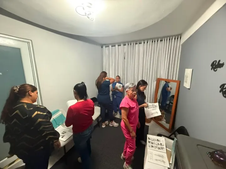 Estudiantes durante un taller de kinesiología en el salón de clases